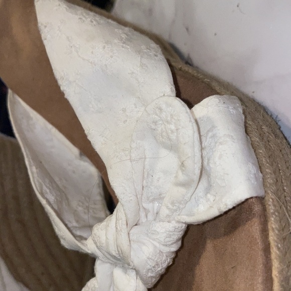 Adorable white laced bow wedges - Picture 4 of 7